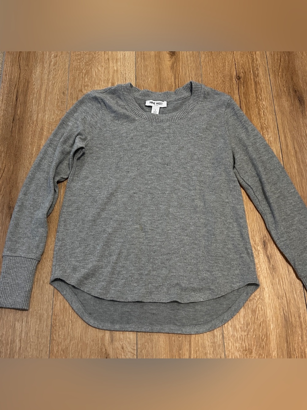 Nine West Heather Gray Crewneck Scoop-Hem Knit Sweater